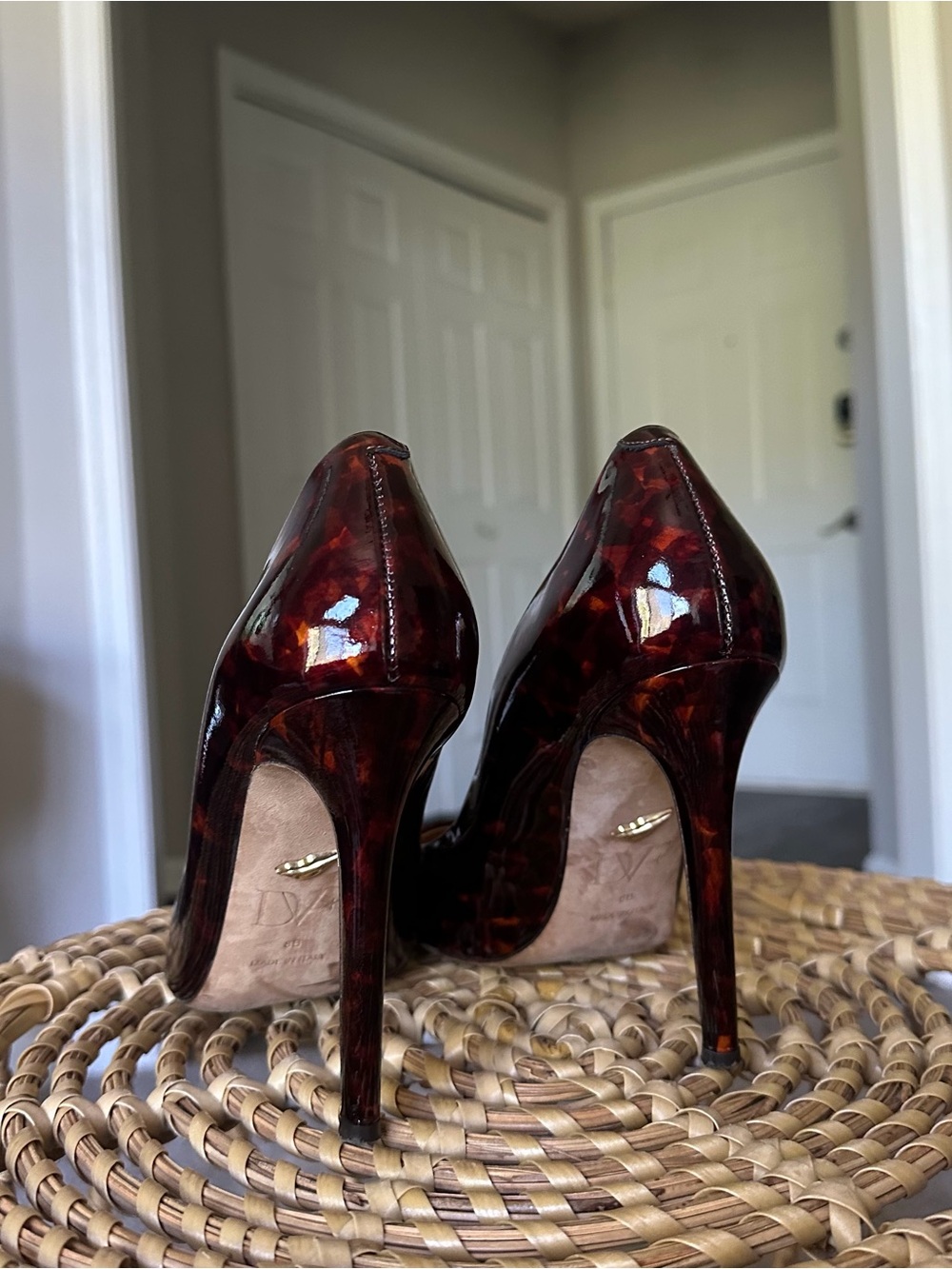 Diane Von Furstenberg Tortoiseshell Patent Pointed Toe Pumps Women’s Sz 8 Heels - Picture 6 of 16